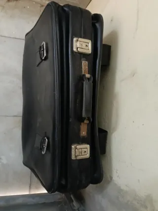 Maleta de viaje de piel negra