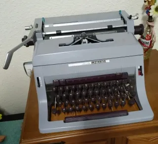 Máquina de escribir Olivetti Línea 88