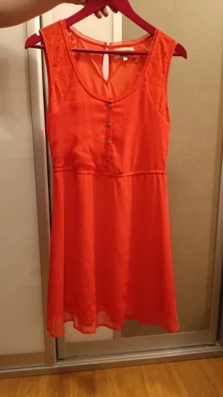Vestido coral con encaje