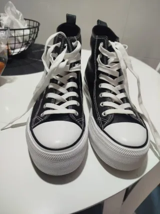 Zapatillas altas negras y blancas