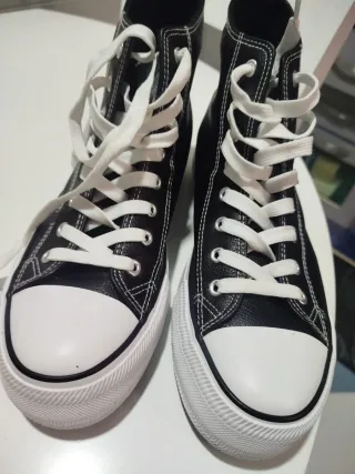 Zapatillas altas negras y blancas