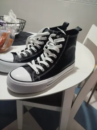 Zapatillas altas negras y blancas