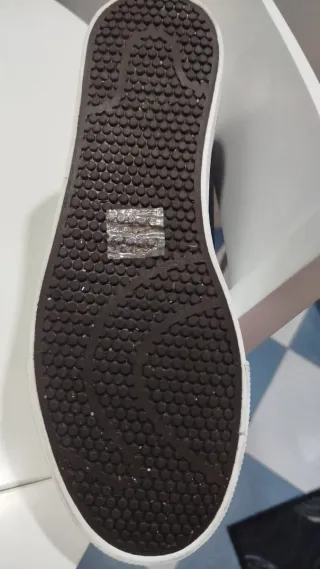 Zapatillas altas negras y blancas