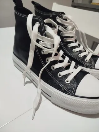 Zapatillas altas negras y blancas