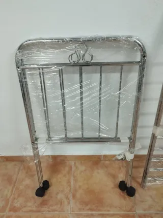 Cuna de bebé de metal cromado