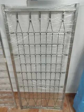 Cuna de bebé de metal cromado