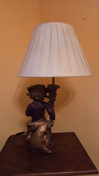 Lámpara de mesa con figura de querubín