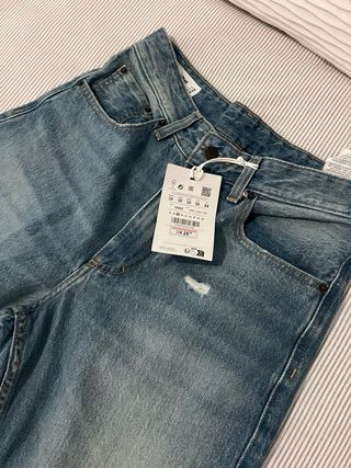 Pantalón vaquero desgastado nuevo