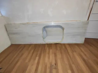 Juego de encimeras y zócalos de mármol.