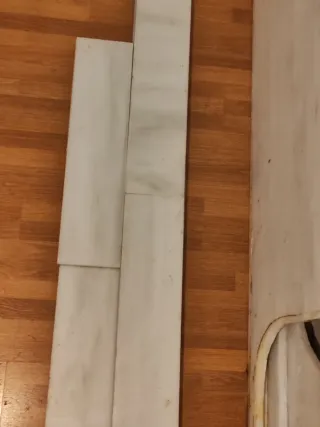 Juego de encimeras y zócalos de mármol.