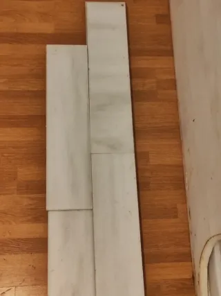 Juego de encimeras y zócalos de mármol.