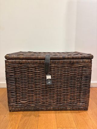 Baúl de mimbre rústico para almacenamiento