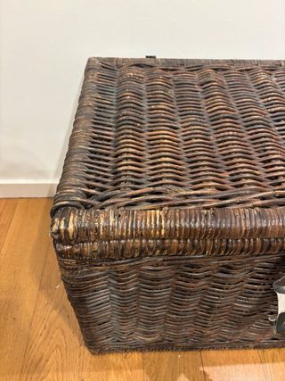 Baúl de mimbre rústico para almacenamiento