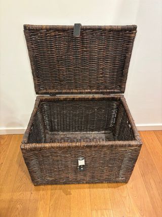 Baúl de mimbre rústico para almacenamiento