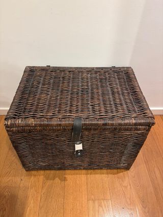 Baúl de mimbre rústico para almacenamiento
