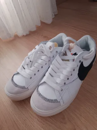 Zapatillas blancas nuevas. Más en mi perfil