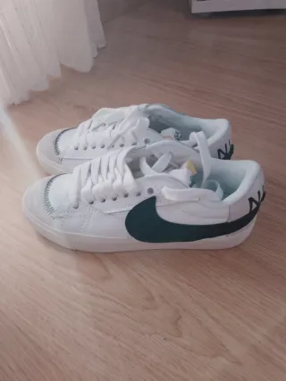 Zapatillas blancas nuevas. Más en mi perfil