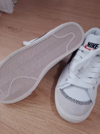 Zapatillas blancas nuevas. Más en mi perfil