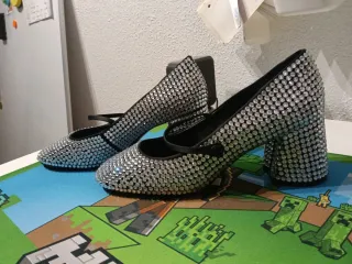 Zapatos de tacón con brillos plateados. MNG.