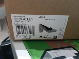 Zapatos de tacón con brillos plateados. MNG.