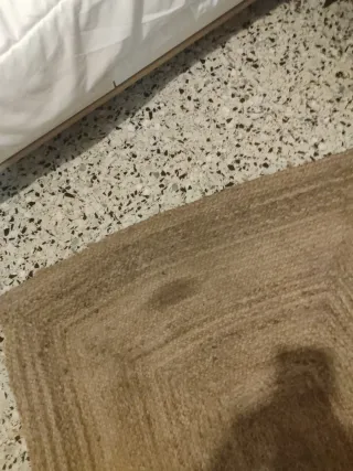 Alfombra de yute beige y marrón