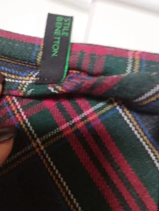 Falda corta cuadros gris y rojo