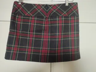 Falda corta cuadros gris y rojo