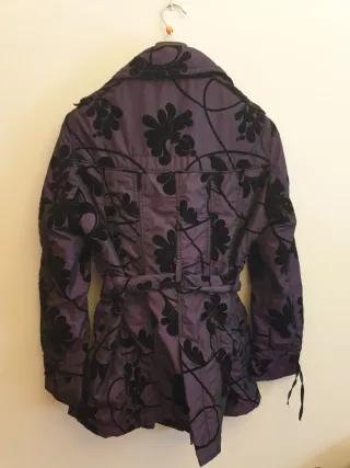 Cazadora morada con estampado floral negro
