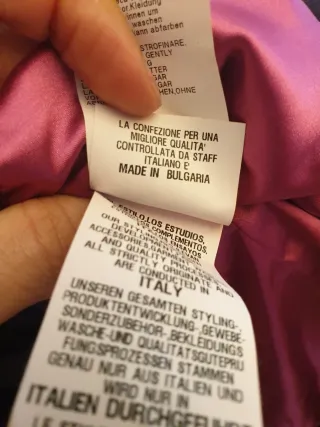 Cazadora morada con estampado floral negro