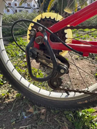 Bicicleta roja infantil