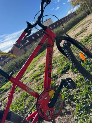 Bicicleta roja infantil
