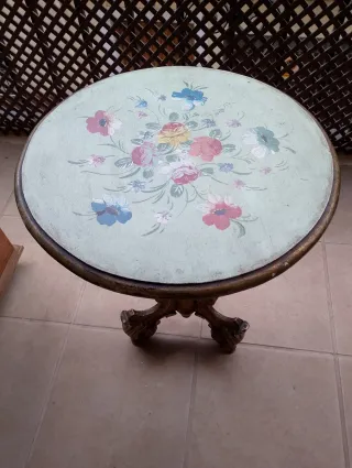 Mesa antigua pintada a mano