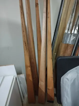 Tablones de madera con nivel inclinado calza.