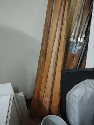 Tablones de madera con nivel inclinado calza.