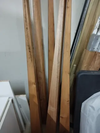 Tablones de madera con nivel inclinado calza.