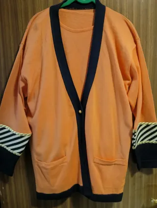 2 Cardigan arancione con bordi blu