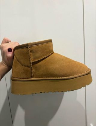 Stivali UGG marroni con piattaforma.