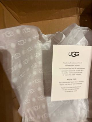 Stivali UGG marroni con piattaforma.