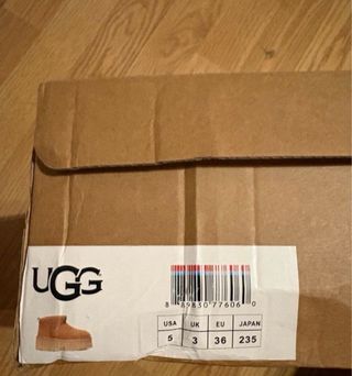 Stivali UGG marroni con piattaforma.