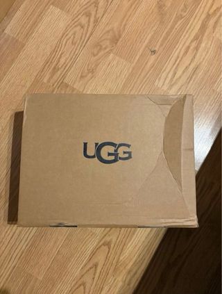 Stivali UGG marroni con piattaforma.