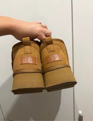 Stivali UGG marroni con piattaforma.