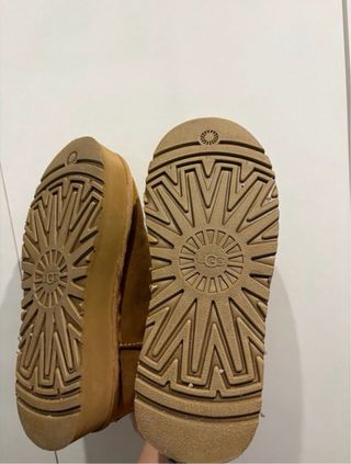 Stivali UGG marroni con piattaforma.