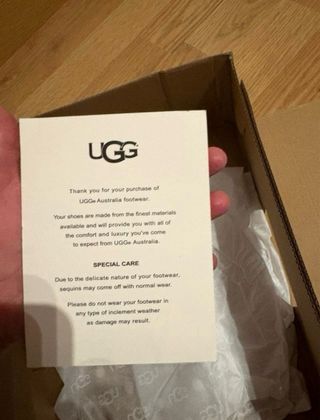 Stivali UGG marroni con piattaforma.