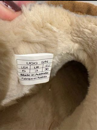 Stivali UGG marroni con piattaforma.