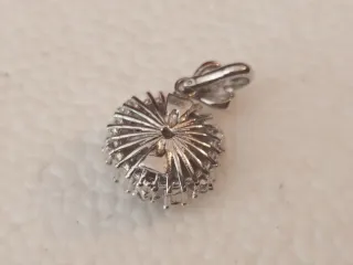 Colgante Flor con Piedras Verdes y Blancas