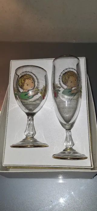 Antiguas copas de comunión con diseño infantil