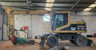Excavadora Caterpillar M312 con cuchara de carga