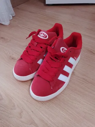 Zapatillas Rojas nuevas, no usadas me está grande