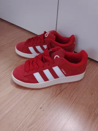 Zapatillas Rojas nuevas, no usadas me está grande
