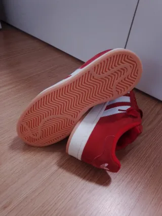 Zapatillas Rojas nuevas, no usadas me está grande